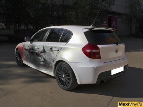 Оклейка BMW 1-ой серии в белый перламутр с нанесением винилографии